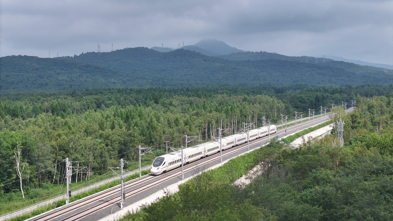 双线高铁进入通车攻坚期 铁路基建加速冲刺年度8000亿元建设目标